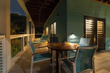 Verandah-style Living Overlooking Coral Bay