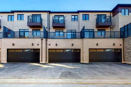 NEWLY BUILT LUXURIOUS 3BRM TOWN HS/AIRPORT/PARKING