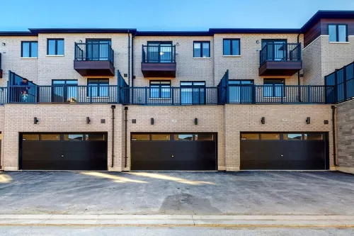 NEWLY BUILT LUXURIOUS 3BRM TOWN HS/AIRPORT/PARKING