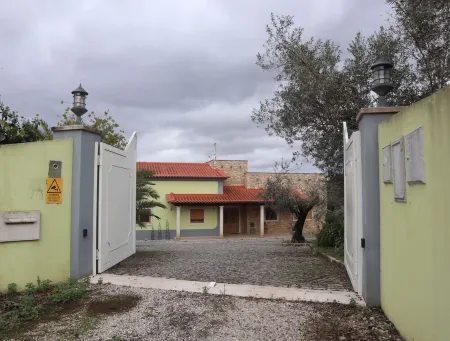 Villa for up to 18 people with swimming pool 10 minutes from the blue lake