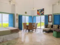 Rum& Little Barron Villa: Your North Side Haven-Beach, Ocean, Garden Views! Hotels in North Side