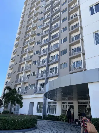 Luxurious Condo overlooking the pool