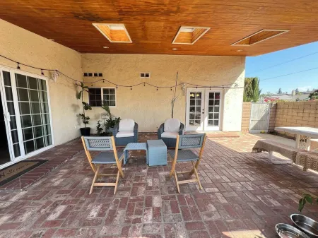 4B3B Modern Spacious House with Nice Backyard