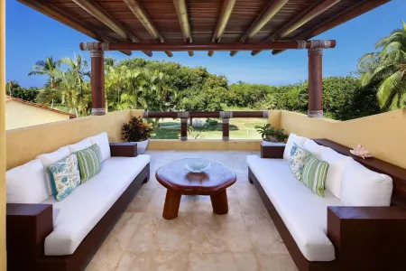 6-bdr Luxury Villa at Las Palmas Punta Mita - Ocean & golf views - sleeps 15 Отели рядом с достопримечательностью «Playa punta mita»