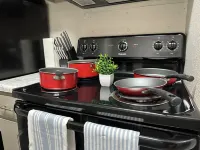 Spacious modern 2 bdrm apt with pool, washer/dryer, internet, great location