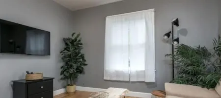 Cozy home in Bangor Maine Отели рядом с достопримечательностью «John Bapst Memorial High School»