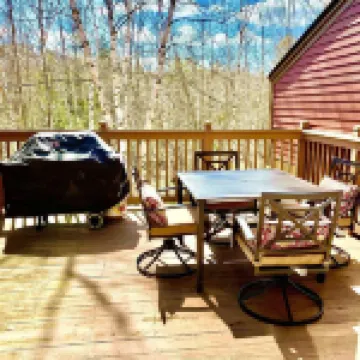 Perfect for family getaway, across from Mount Snow Mountain- Sleeps up to 12!