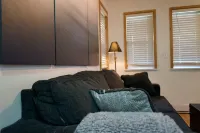 Bright & Beautifully Refreshed Cottage - 2 min from Ocean! Hoteles en Ucluelet