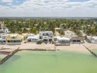 Coastal Casual Bliss: Beach + Pool + Rooftop Deck + Generator + Fast Internet Hotels in Chelem