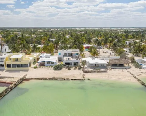 Coastal Casual Bliss: Beach + Pool + Rooftop Deck + Generator + Fast Internet Hotels in Chelem