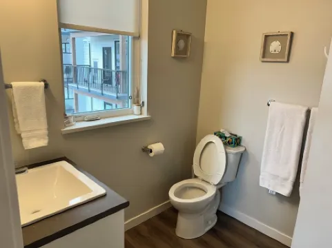 Quick walk to Lakeside Boardwalk and Downtown shops & restaurants! Отели рядом с достопримечательностью «Оканаган»