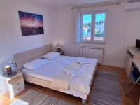 Villa Gudelj, 30m from the beach, air-conditioned, kayaks, bicycles, heated pool Hotels in Milna