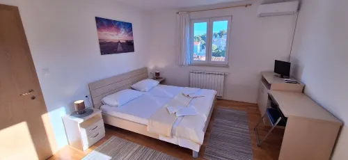 Villa Gudelj, 30m from the beach, air-conditioned, kayaks, bicycles, heated pool