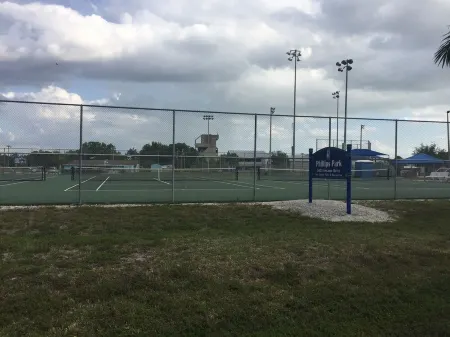 Cozy, clean duplex with outdoor dinning. Отели в г. Пайн-Айленд-Сентер