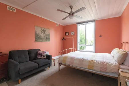 Cosy & historical one-bedder - perfect to explore Castlemaine & the Goldfields Отели рядом с достопримечательностью «Буда Хисторик Хоум & Гарден»