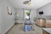 CHARMING APARTMENT ON THE PORT, ONLY 5 MINUTES WALK FROM THE BEACHES Hotels in Propriano