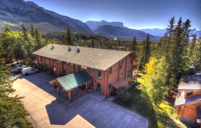 Overlander Mountain Lodge