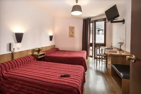 Logis Hotel Restaurant du Commerce Отели в г. Сен-Леже-де-Пейр