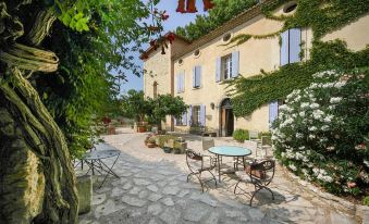 Les Carmes and Spa