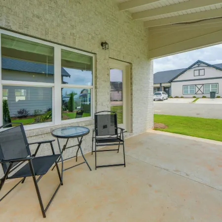 5 Mi to Auburn University: Sleek Townhome w/ Patio