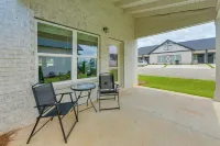 5 Mi to Auburn University: Sleek Townhome w/ Patio - 3-Star