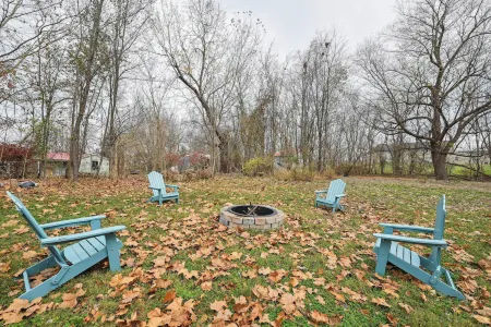 Vine Grove Home w/ Deck, 4 Mi to Saunders Springs! Отели в г. Вайн Гров