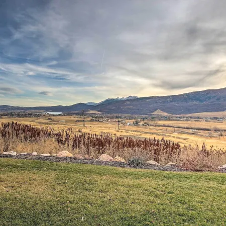 Modern Townhome w/ Mtn Views < 7 Mi to Ski Resorts