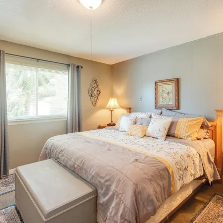 Pool Access & Lanai: Riverfront Welaka Condo!