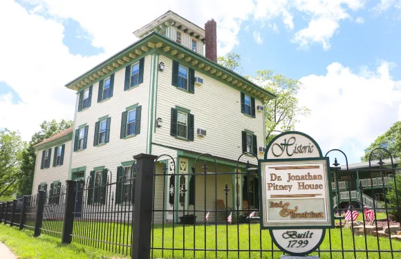 強納生皮特尼之家酒店