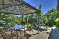 La Belle Victorienne Hotels near Pointe-Merry Park