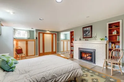 6 Mi to Dtwn Seattle: Walkable Home w/ Hot Tub Hotels in ballard