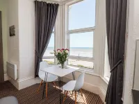 6 Beach View Beaconsfield House Hotels in Flamborough
