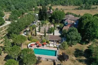 Une Campagne En Provence - Pensions