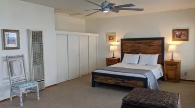 BAY/OCEAN VIEWS-WALK TO ALL!! Midship Quarters - 500 sq ft-Queen bed, full bath! Hotels near Serenity by the Sea