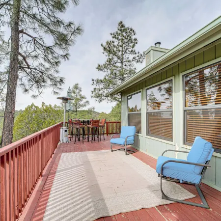Strawberry Hideaway in the Pines w/ Hot Tub!