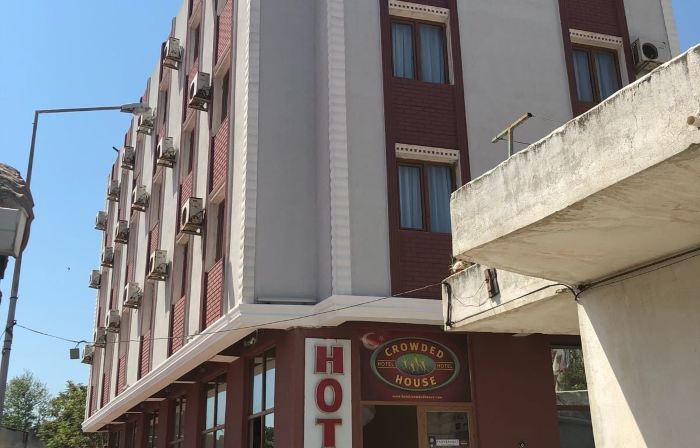 Hotel Crowded House