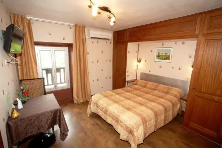 Logis Hotel - Auberge de l'Hélix Отели в г. Парон