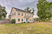 1920s Corsicana Home Group Getaway Near Downtown! - Parkplatz