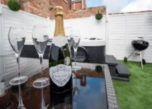 Amberley House - with Hot Tub + Free Parking