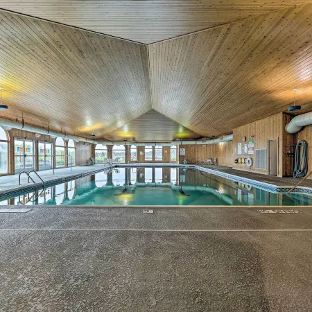 Bright Manistee Condo w/ Beach + Pool Access!