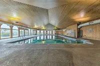 Bright Manistee Condo w/ Beach + Pool Access! - 3 estrellas