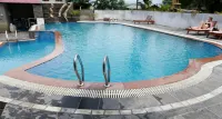 Hotel Parkland - مسبح