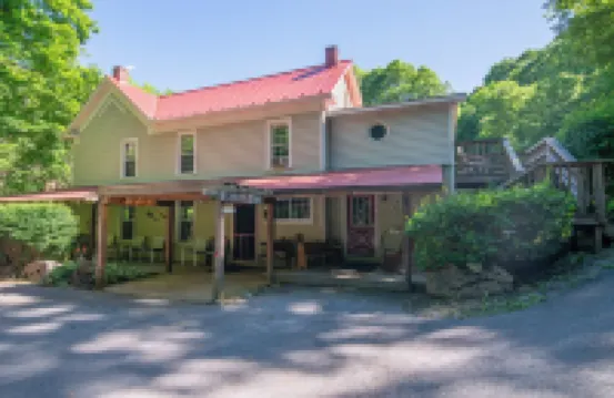 Moore House Inn & Cabins Hotels in 