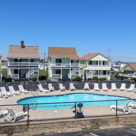 Mainsail Motel & Cottages