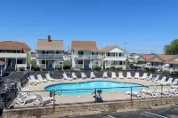 Mainsail Motel & Cottages - Pools