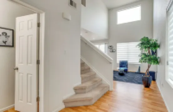 6 マイル トゥ ディア: デンバー ホーム ウィズ フェンスド ヤード & ファイア ピット