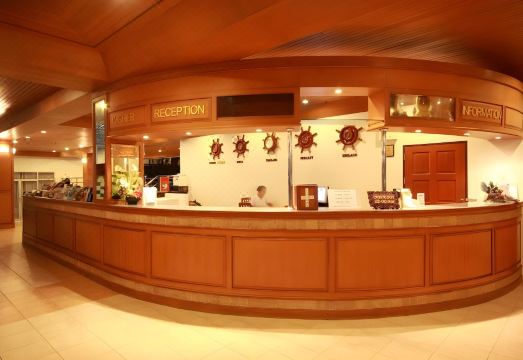 사무이 퍼스트 하우스 호텔의 해변 근처 전경