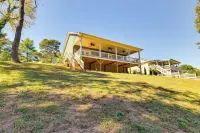 Waterfront Lake Hickory Retreat w/ Private Dock! - Homestays