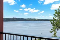 Sunset View at Anchors Point Lakefront Stay for 8 w/ Private Balcony