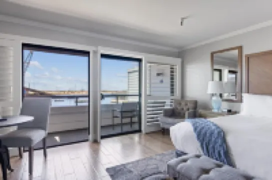 456 Embarcadero Inn & Suites